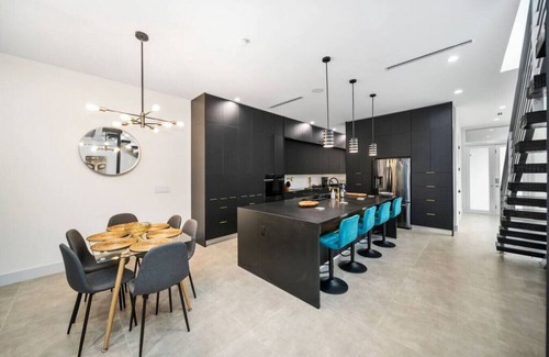 Victoria Park Casa | Luxury Home with 2 Pools Near the Beach