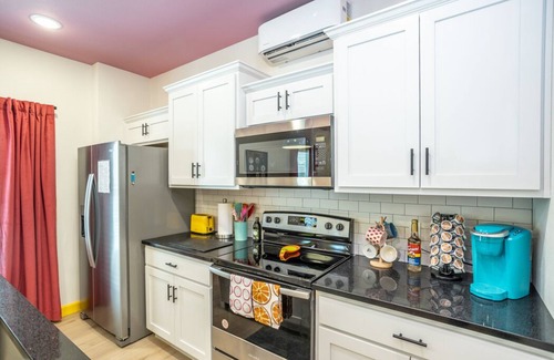 Waynesville Apartamento | NEW! Luxury Home w/Hot Tub Near Ft. Leonard Wood