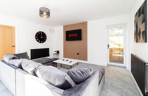 Llanrumney Casa | Luxury Home with Parking near Everything! Netflix, Pool, Gaming - Long Stay Savings - Perfect for NHS, Contractors, Relocators