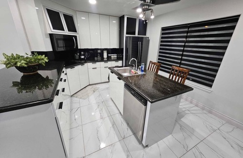 McAllen Casa | Luxury home with Pool, Electric Vehicle charger in McAllen near by hospitals and
