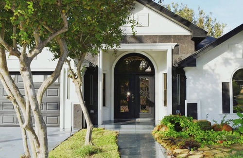 McAllen Casa | Luxury home with Pool, Electric Vehicle charger in McAllen near by hospitals and