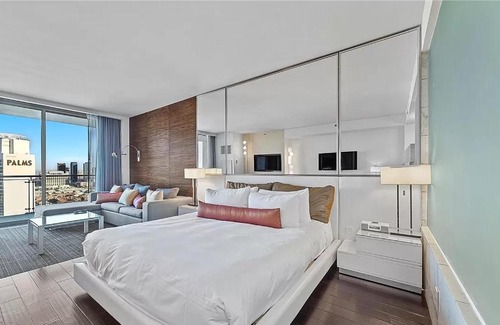 Las Vegas Apartamento | Luxury Hotel Suite With Private Strip View Balcony