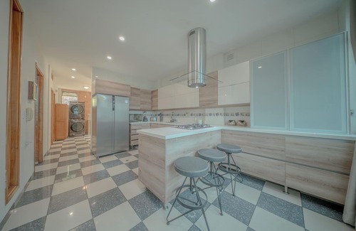 El Tesoro Casa | Luxury House: 24/7 Security, Jacuzzi, Maid/Chef