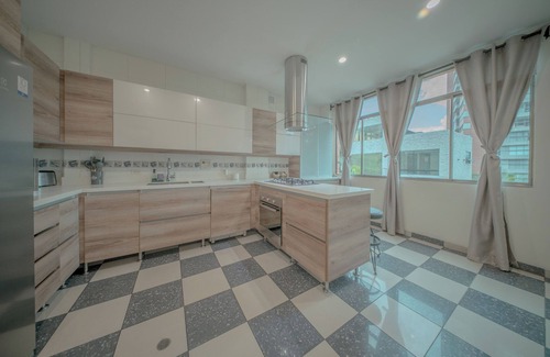 El Tesoro Casa | Luxury House: 24/7 Security, Jacuzzi, Maid/Chef