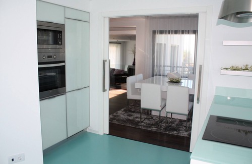 Ericeira Villa | Casa de lujo, 7 minutos a pie de playa, piscina climatizada, jacuzzi y sala de juegos.