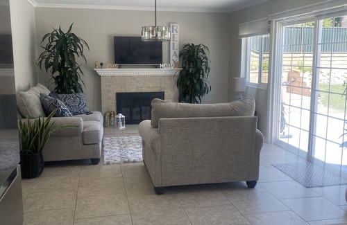 Santa Clarita Casa | Luxury House in Santa Clarita with Pool and Jacuzzi