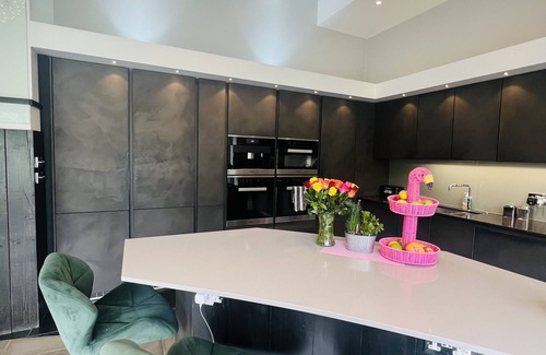 Ealing Casa | Luxury house with Hot Tub, sauna, cinema, gym and housekeeper
