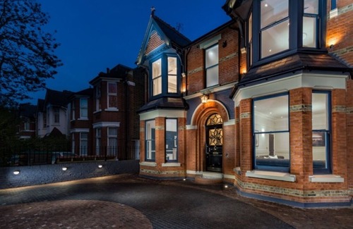 Ealing Casa | Luxury house with Hot Tub, sauna, cinema, gym and housekeeper