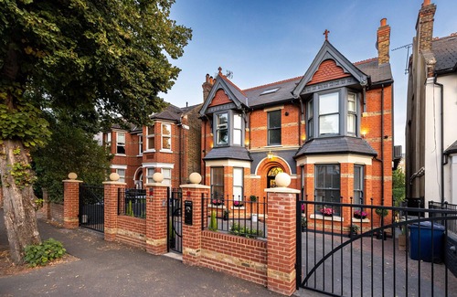 Ealing Casa | Luxury house with Hot Tub, sauna, cinema, gym and housekeeper