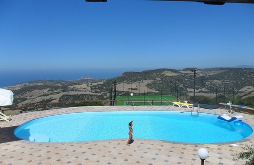 Tergu Villa | Casa de lujo con piscina privada y pista de tenis. Vista al mar