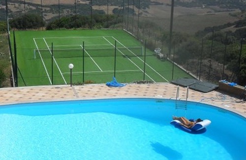 Tergu Villa | Casa de lujo con piscina privada y pista de tenis. Vista al mar