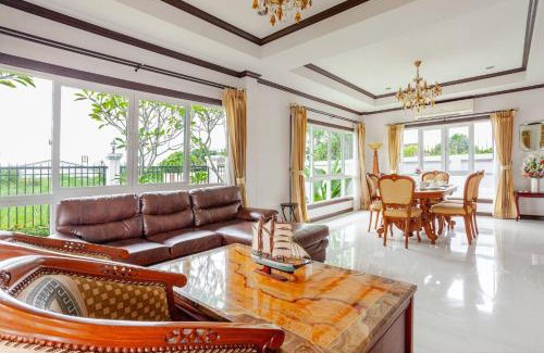 Central Pattaya Villa | Luxury Iconic Royal Boat Pool Villa North Pattaya