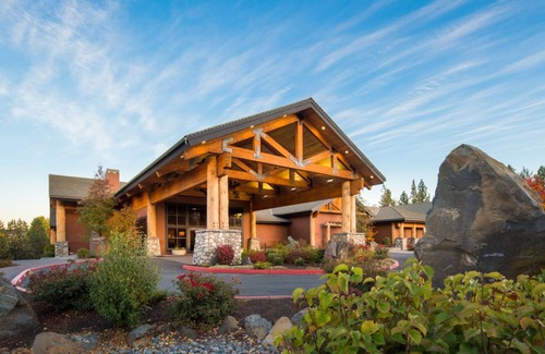 Boyd Acres Apartamento | Luxury in Bend, OR | Guestroom + Nature Experience