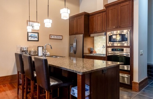 East Kootenay Condominio | Lujo en el corazón de Fernie. Pregunte por nuestros especiales de noche gratis.