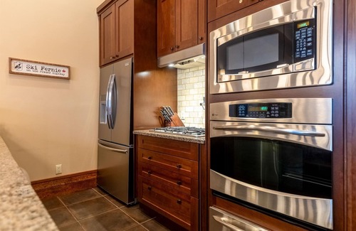 East Kootenay Condominio | Lujo en el corazón de Fernie. Pregunte por nuestros especiales de noche gratis.