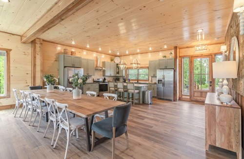 Sevierville Cabina | Luxury Indoor Pool/Theater/Game Room/Dog Friendly-Sleeps 20