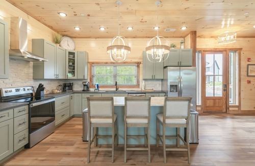 Sevierville Cabina | Luxury Indoor Pool/Theater/Game Room/Dog Friendly-Sleeps 20