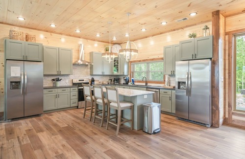 Sevierville Cabina | Luxury Indoor Pool/Theater/Game Room/Dog Friendly-Sleeps 20