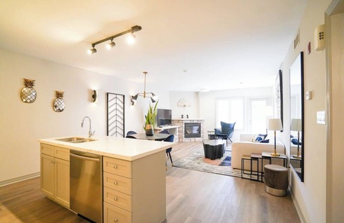 Oro-Medonte Apartamento | Luxury Jacuzzi Suite-Full Kitchen