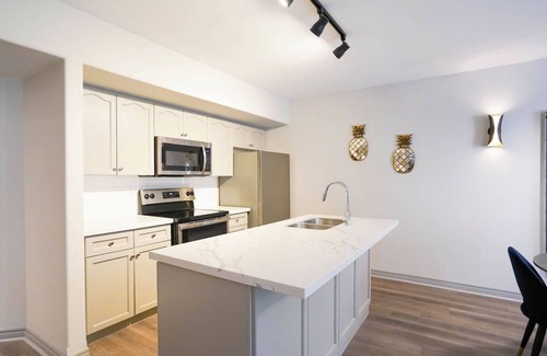 Oro-Medonte Apartamento | Luxury Jacuzzi Suite-Full Kitchen