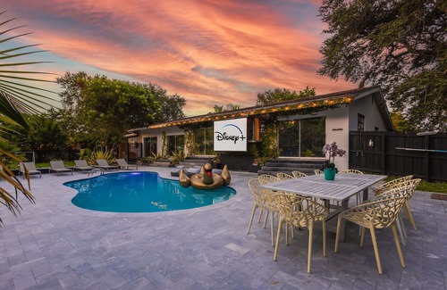 Golden Glades Villa | Luxury Jungle Paradise with Heated Pool, BBQ, Soccer