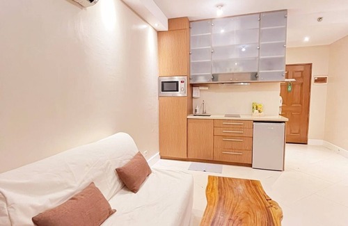 Ermita Night District Condominio | Luxury King 1BR 1BA Condo w/ Balcony, Bayview, Pool, Netflix