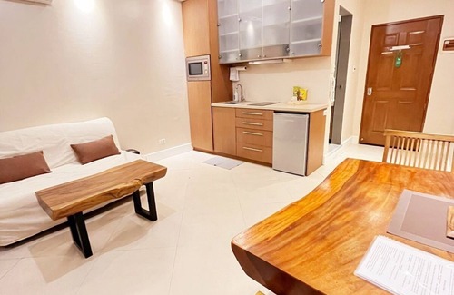 Ermita Night District Condominio | Luxury King 1BR 1BA Condo w/ Balcony, Bayview, Pool, Netflix