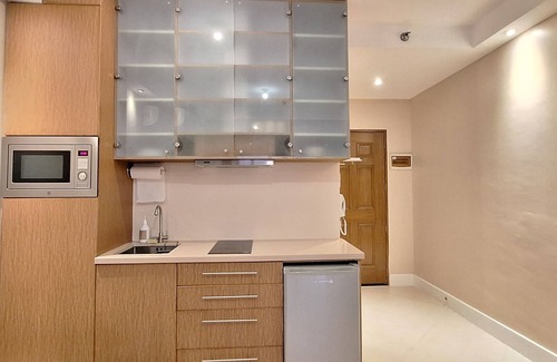 Ermita Night District Apartamento | Luxury King 2BR 2BA w/Balcony Bayview Pool Netflix