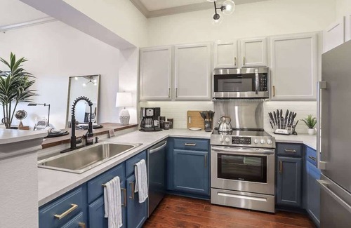 Mid City South Condominio | Luxury King bed condo w/pool gym and free parking