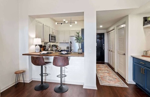 Mid City South Condominio | Luxury King bed condo w/pool gym and free parking