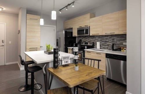 Newport Apartamento | Luxury King Bed Suite! Resort Pool-Free Parking