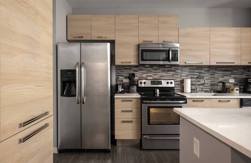 Newport Apartamento | Luxury King Bed Suite! Resort Pool-Free Parking