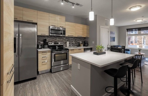 Newport Apartamento | Luxury King Bed Suite! Resort Pool-Free Parking