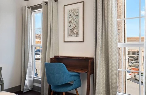 Parkville Apartamento | Luxury King Studio | ❤ of Parkville w/ Views+ Desk