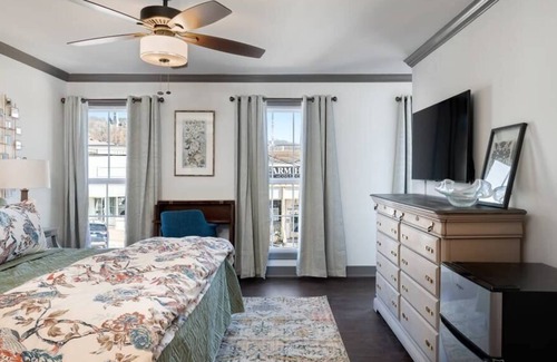 Parkville Apartamento | Luxury King Studio | ❤ of Parkville w/ Views+ Desk