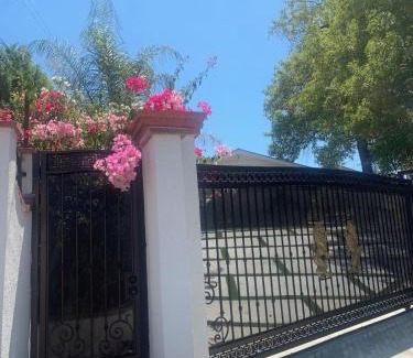 Woodland Hills Casa | Luxury king studio 20 min to Malibu beaches