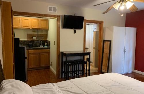 Woodland Hills Casa | Luxury king studio 20 min to Malibu beaches