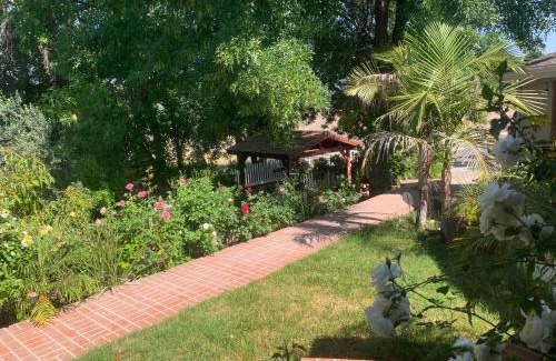 Woodland Hills Casa | Luxury king studio 20 min to Malibu beaches