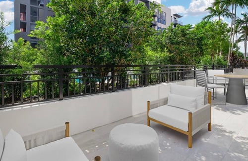 Flagler Village Apartamento | Luxury king Suite Near Las Olas, Wi-Fi, Views, High Ceilings, & Balcony