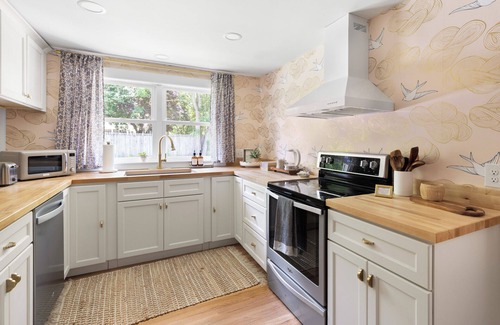 Clayton Casa | Luxury King Suite, 125-yr old historic home, 2 blocks from Main St.