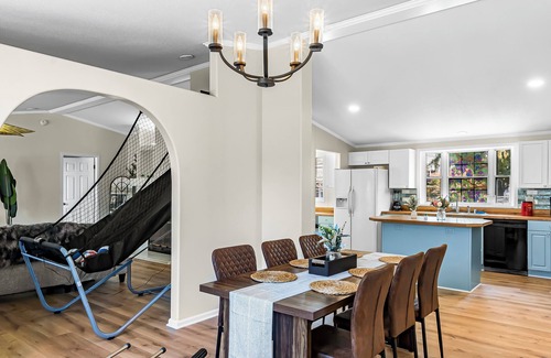 Terrell Casa | Luxury Lakeview 3BR w/ Outdoor Deck, Basketball, Vinyls, Games in Lake Norman