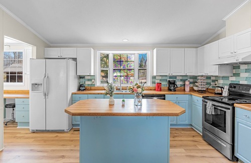 Terrell Casa | Luxury Lakeview 3BR w/ Outdoor Deck, Basketball, Vinyls, Games in Lake Norman
