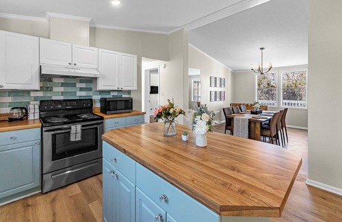 Terrell Casa | Luxury Lakeview 3BR w/ Outdoor Deck, Basketball, Vinyls, Games in Lake Norman