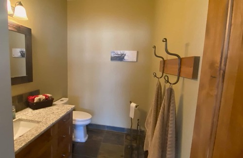 East Kootenay Cabina | Luxury Lake front house w/hot tub on Lake Koocanusa