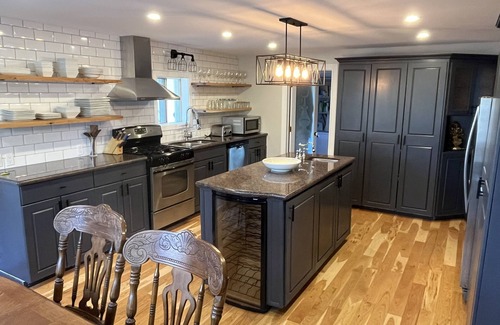 Saint-Anicet Cabaña | Luxury Lake House with Sauna & Hot Tub across from beach