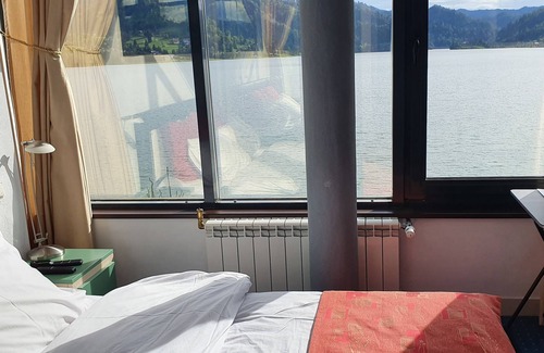 Bistrita Bargaului Casa | Villa francesa de lujo frente al lago w / vista, jacuzzis