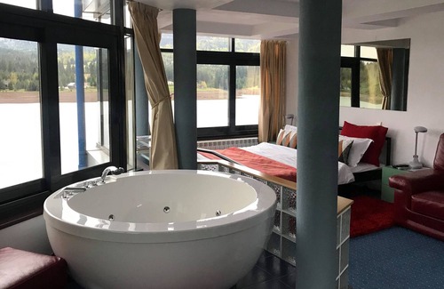 Bistrita Bargaului Casa | Villa francesa de lujo frente al lago w / vista, jacuzzis