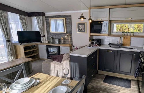 Tattershall Casa | luxury lake view 8 berth caravan at tattershall lakes pet friendly + hot tub