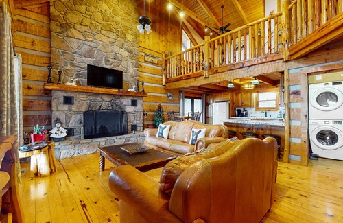 Baneberry Cabina | Luxury lakefront cabin with free attraction tickets, fire pit, dock & deck
