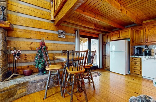 Baneberry Cabina | Luxury lakefront cabin with free attraction tickets, fire pit, dock & deck